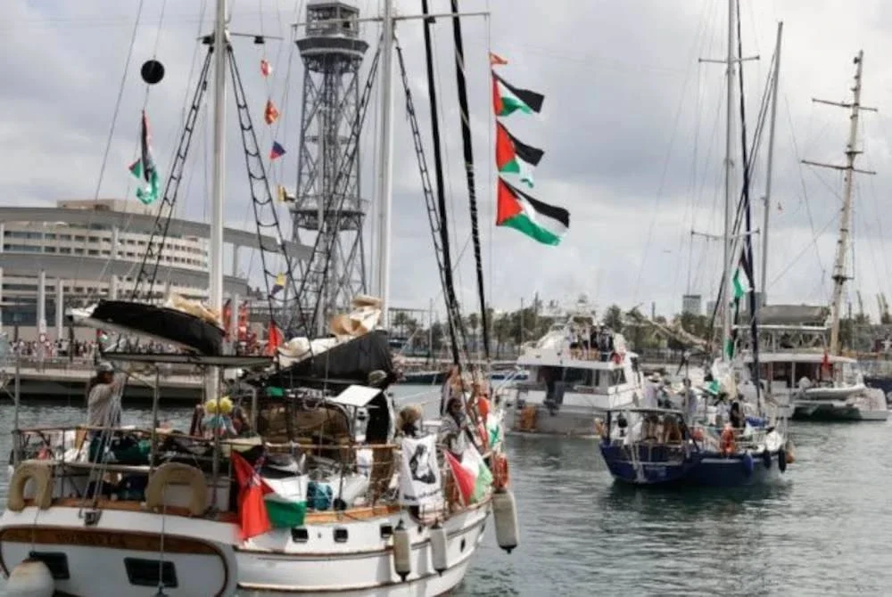 Konvoi tersebut akan bergabung dengan kapal lain yang menunggu di Tunisia dan Sicily.