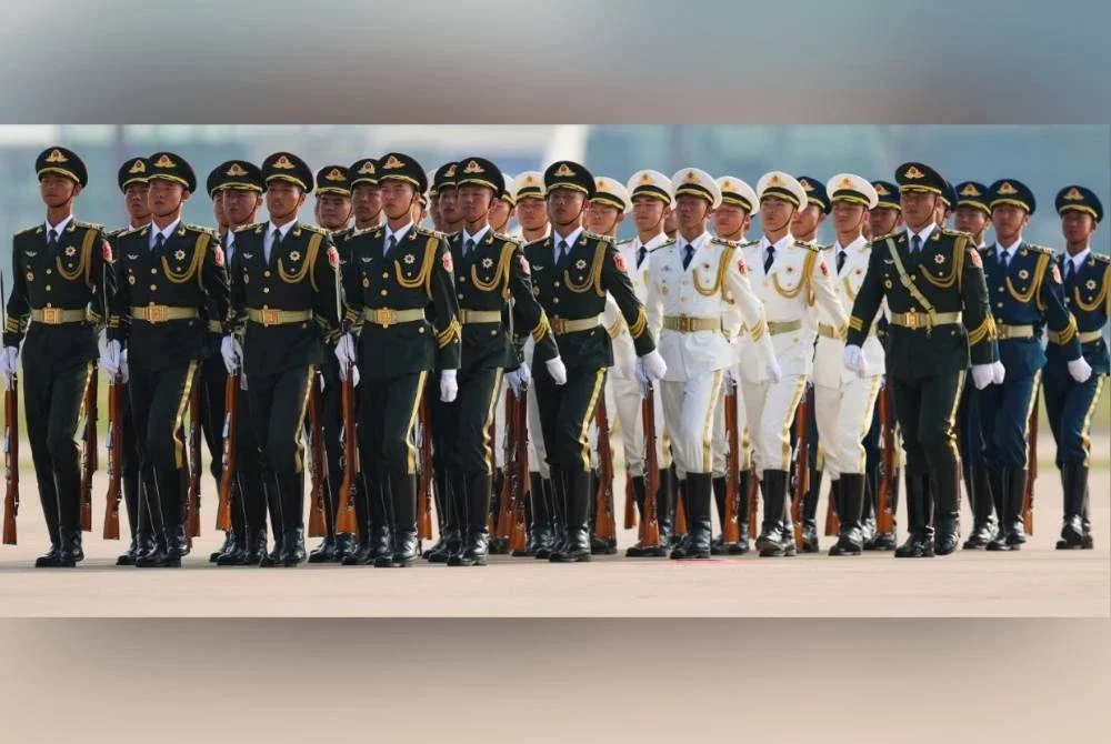 Pasukan pengawal kehormat China berkawal di Lapangan Terbang Antarabangsa Ibu Kota Beijing pada 2 September 2025 ketika ketibaan para kenamaan asing bagi menghadiri perarakan yang bakal berlangsung. Foto AFP