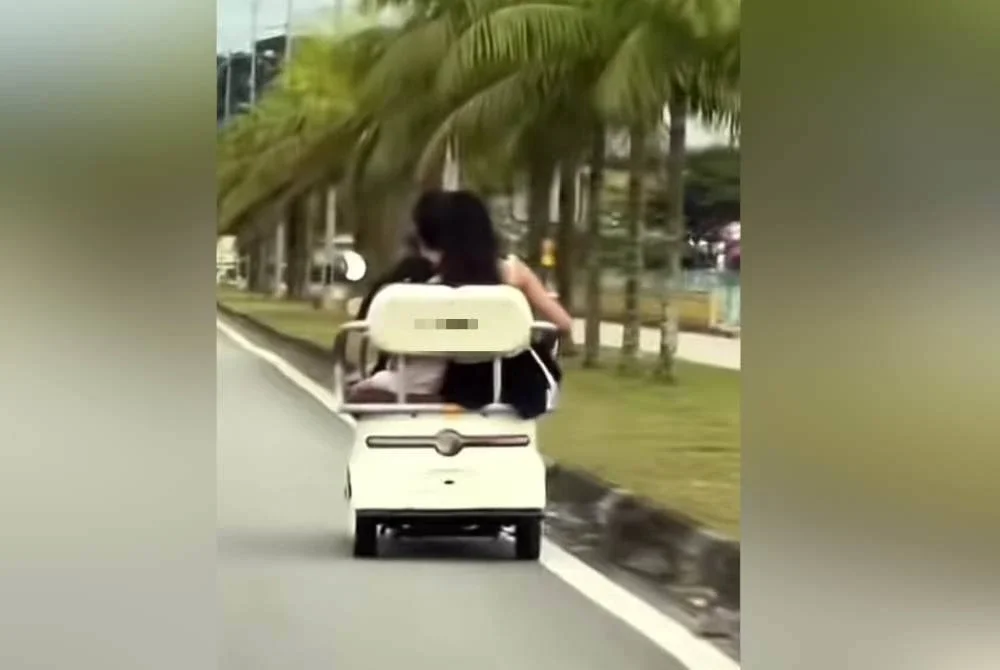 Tangkap layar video tular menunjukkan seorang lelaki bersama wanita dan kanak-kanak menaiki skuter elektrik di atas jalan raya dekat Bandar Uda Utama Johor Bahru.