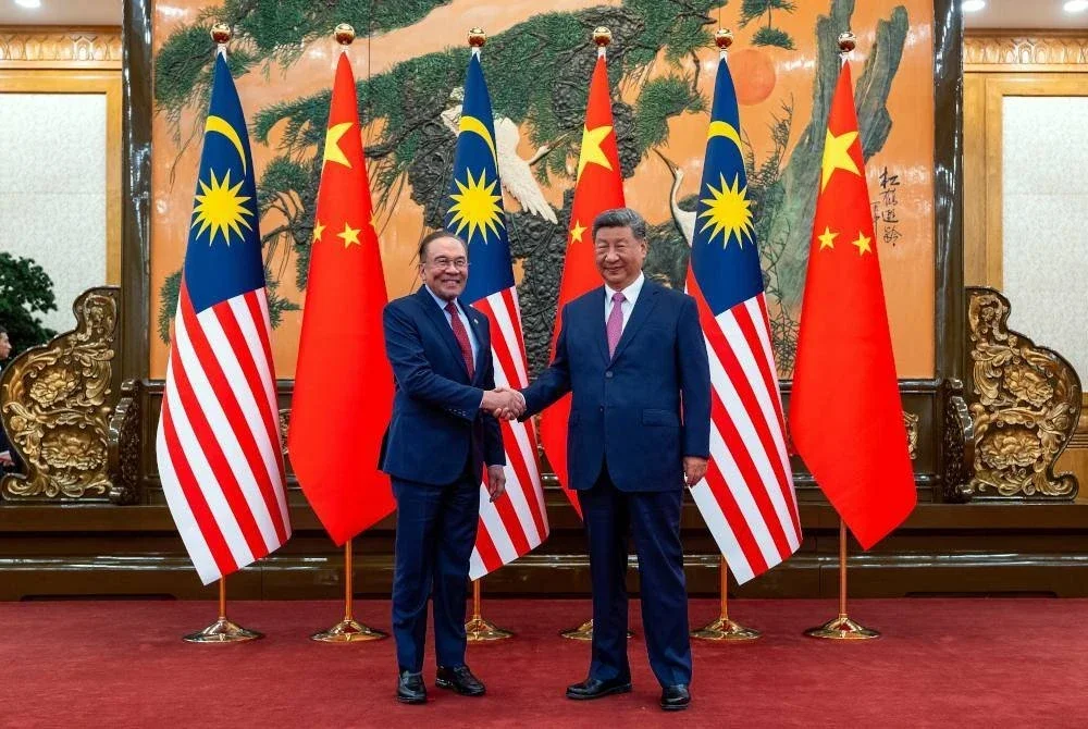 Anwar (kiri) ketika mengadakan pertemuan dengan Jinping di Great Hall of the People di Beijing pada Selasa. Foto Bernama
