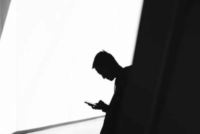 Tabiat menunduk terlalu lama menyebabkan Xiao Dong hampir lumpuh. Foto Agensi