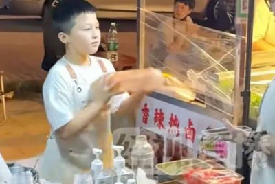 Nuomi membancuh teh susu untuk dihidangkan kepada pelanggannya. Foto Agensi