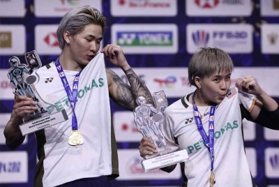 Tang Jie (kiri) dan Ee Wei muncul juara dunia setelah menewaskan pasangan China dalam aksi final Kejohanan Dunia di Paris pada Ahad. Foto AFP