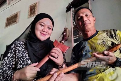 Amira Syahirah memegang keris yang pernah disimpan oleh Tok Janggut.