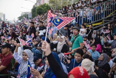 Merdeka bukan sekadar bendera atau lagu patriotik, tetapi satu pengalaman bersama. Gambar hiasan