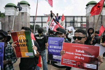 Pelajar universiti berhimpun membantah dan menuntut reformasi di hadapan pintu masuk utama Kompleks Parlimen di Jakarta pada 1 September 2025. Foto AFP