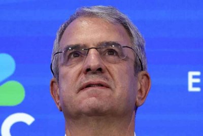 Freixe, yang telah berkhidmat hampir 40 tahun di Nestlé dan dilantik sebagai CEO pada September 2024, digantikan serta-merta oleh Philipp Navratil, bekas Ketua Pegawai Eksekutif Nespresso dan veteran syarikat sejak 2001.