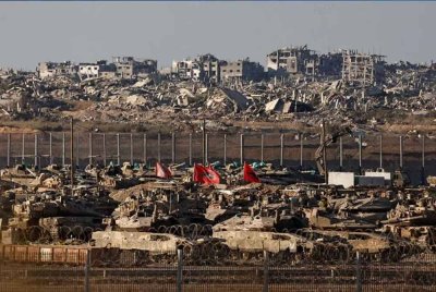 Israel menghantar kereta kebalnya lebih jauh ke dalam Bandaraya Gaza dan meletupkan kenderaan sarat bahan letupan di sebuah kawasan penempatan pada Isnin. Foto: Agensi