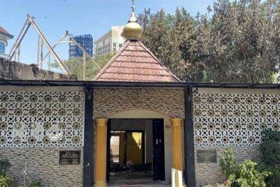 Masjid Al Jabbar menjadi satu-satunya bangunan yang masih terselamat selepas Balai Polis Tegalsari dibakar perusuh semasa demonstrasi pada Sabtu lalu.