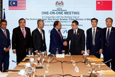 Anwar turut mengadakan pertemuan dengan barisan pimpinan Persatuan Industri Semikonduktor China (CSIA) diketuai oleh Pengerusi Chen Nanxiang yang juga Pengerusi Yangtze Memory Technologies. Foto Bernama