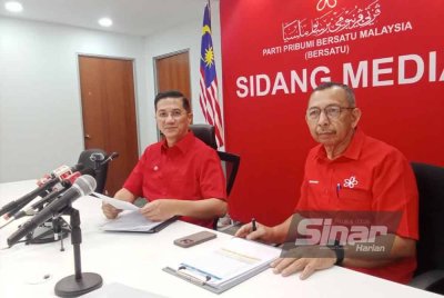 Mohamed Azmin (kiri) ketika sidang media berkaitan PAT Bersatu pada Selasa.