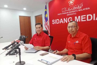 Mohamed Azmin (kiri) ketika sidang akhbar di Ibu Pejabat Bersatu di sini pada Selasa.