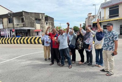 Peniaga berkumpul untuk merayu supaya benteng konkrik di cabang empat jalan dialihkan. FOTO SINAR HARIAN - ADILA SHARINNI WAHIDFOTO SINAR HARIAN - ADILA SHARINNI WAHID