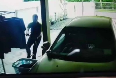 Tangkap layar video tular menunjukkan kelibat lelaki menceroboh masuk ke sebuah rumah di Bandar Perdana.