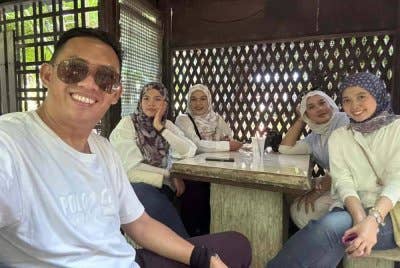 Mohd Fauzi bersama keluarga menerima keseluruhan RM500 menerusi program SARA. Foto ihsan pembaca