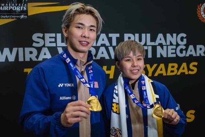 Skuad Badminton Negara Chen Tang Jie (kiri) dan Toh Ee Wei (kanan) bergambar bersama sejurus tiba di Lapangan Terbang Antarabangsa Kuala Lumpur (KLIA) Terminal 1, hari ini selepas menyertai Kejohanan Badminton Dunia 2025 di Paris. Foto Bernama