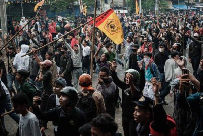 Penunjuk perasaan berhimpun dalam protes kesatuan pekerja menuntut penambahbaikan syarat kerja berhampiran Parlimen di Jakarta. - AFP