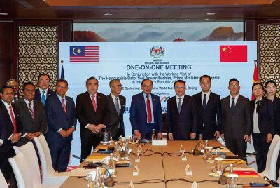 Anwar ketika mengadakan pertemuan perniagaan dengan pihak pengurusan tertinggi JD.Com yang diketuai Ketua Pegawai Eksekutif JD Logistics merangkap Ahli Eksekutif Strategi, Hu Wei di Beijing, China pada Selasa. Hadir sama, Anthony Loke, Menteri Pelaburan, Perdagangan dan Industri, Tengku Datuk Seri Zafrul Abdul Aziz dan Menteri Dalam Negeri Datuk Seri Saifuddin Nasution Ismail. Foto: Bernama