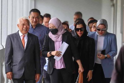Bung Moktar (kiri) dan isterinya, Zizie Izette (kanan) hadir ke Mahkamah Sesyen pada Selasa bagi prosiding perbicaraan membela diri atas tiga pertuduhan rasuah berjumlah RM2.8 juta. Foto Bernama