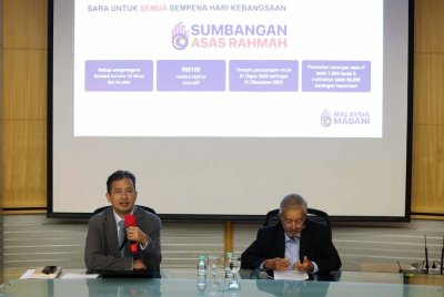 Johan (kiri) pada sesi Taklimat SARA kepada pengamal media di Kementerian Kewangan pada Selasa. Turut kelihatan Timbalan Pengerusi Yayasan MyKasih, Jeffrey Gerard Perera. Foto Bernama