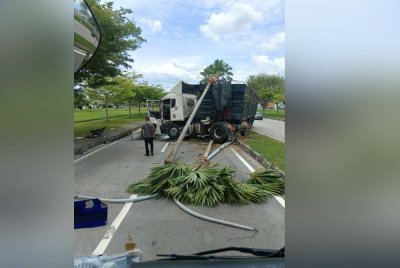 Dua beranak terselamat selepas treler dinaiki mereka terbabas di Bukit Minyak.