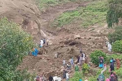 Lebih 1,000 orang terbunuh dalam kejadian tanah runtuh akibat hujan lebat di sebuah kampung di negeri Darfur Tengah, barat Sudan.