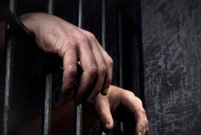 Seorang pencuci kereta dihukum penjara 12 tahun oleh Mahkamah Sesyen Kuching hari ini selepas mengaku bersalah membakar bungkusan tisu dalam dua kejadian berasingan di dua pasar raya pada bulan lepas. Gambar hiasan