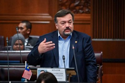 Amir Hamzah semasa menggulung perbahasan RMK13 bagi Kementerian Kewangan di Dewan Negara hari ini. Foto Bernama