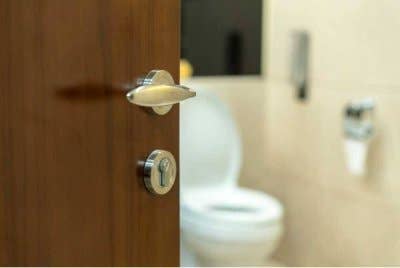 APABILA ternampak sesuatu yang menyeramkan atau menaikkan bulu roma di dalam tandas ketika menunaikan hajat, adakalanya mulut kita laju sahaja mengungkapkan kalimah mulia seperti azan dan menyebut kalimah ALLAH. -Gambar hiasan/ Foto: CANVA