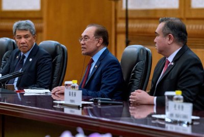 Anwar semasa sesi Dialog Perniagaan Peringkat Tinggi Malaysia-China, pada Selasa. Foto Bernama