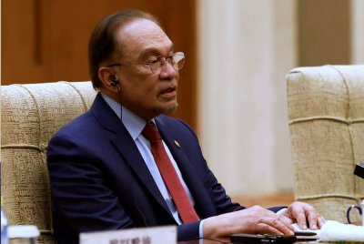 Anwar semasa semasa mengadakan kunjungan hormat terhadap Xi di Great Hall of the People di sini pada Selasa. Foto Bernama