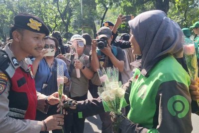 Aksi damai itu turut mendapat respons positif warganet yang mengikuti perkembangan situasi demonstrasi di Indonesia. Foto Agensi
