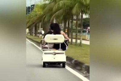 Tangkap layar video tular menunjukkan seorang lelaki bersama wanita dan kanak-kanak menaiki skuter elektrik di atas jalan raya dekat Bandar Uda Utama Johor Bahru.