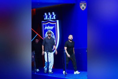 Tunku Mahkota Ismail (kanan) membawa Piqué meninjau fasiliti moden JDT. Foto Johor Southern Tigers