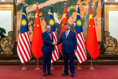 Anwar (kiri) ketika mengadakan pertemuan dengan Jinping di Great Hall of the People di Beijing pada Selasa. Foto Bernama
