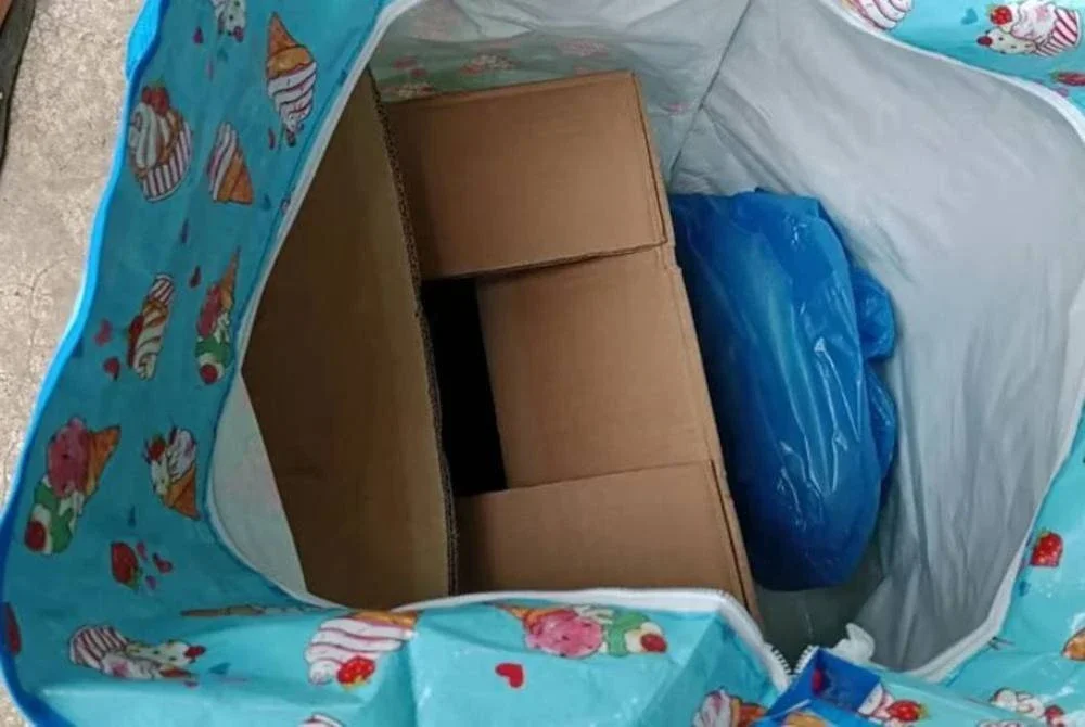 Jasad bayi itu hanya diletakkan di dalam kadbod ketika kematian pertama. Foto Agensi