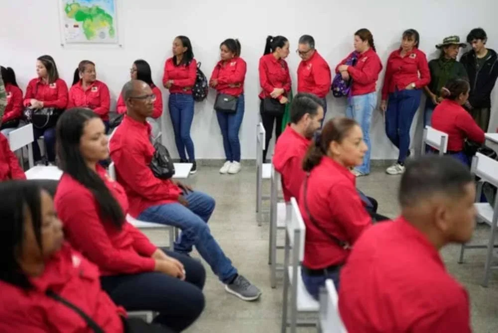 Orang awam di Caracas menunggu giliran untuk mendaftar penyertaan sebagai anggota militia setelah menerima panggilan Maduro.