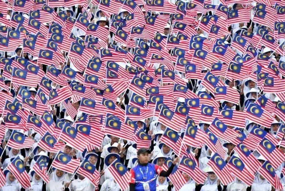 Merdeka bukan sekadar bendera atau lagu patriotik tetapi Bulan Kemerdekaan inilah perlu dijadikan titik untuk memperbaiki segala yang carik dan koyak. Gambar hiasan Bernama 