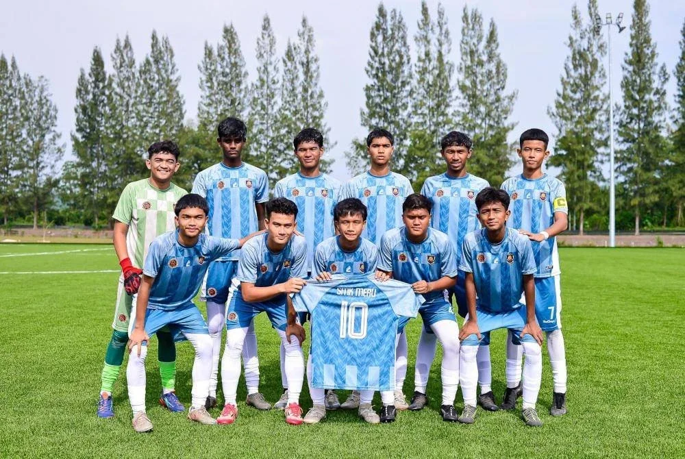Barisan pemain SMK Meru yang menggalas cabaran saingan Piala Datuk Mokhtar Dahari B-18 musim ini.