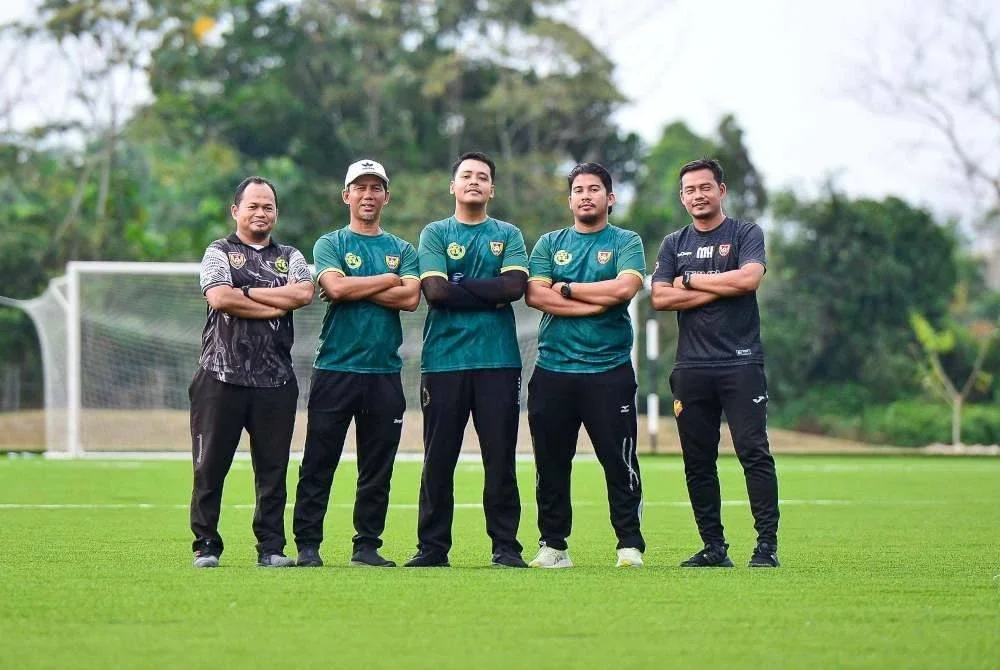 Mat Hassan (kanan) bersama barisan kejurulatihan SMK Meru.