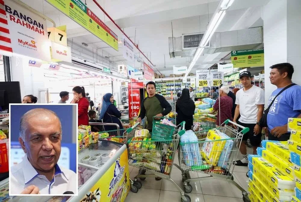 Orang ramai beratur untuk membayar barangan keperluan di kaunter bayaran khas menggunakan bantuan Sumbangan Asas Rahmah (SARA). Foto Bernama (Gambar kecil: Ameer)