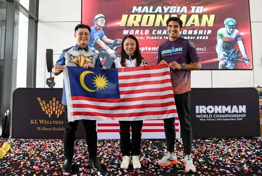 Hannah (tengah) ketika Majlis Pelepasan Dua Wakil Negara Vincent (kiri) dan Syed Saddiq ke Kejohanan Dunia Ironman 2025 di Bukit Jalil pada Selasa.
