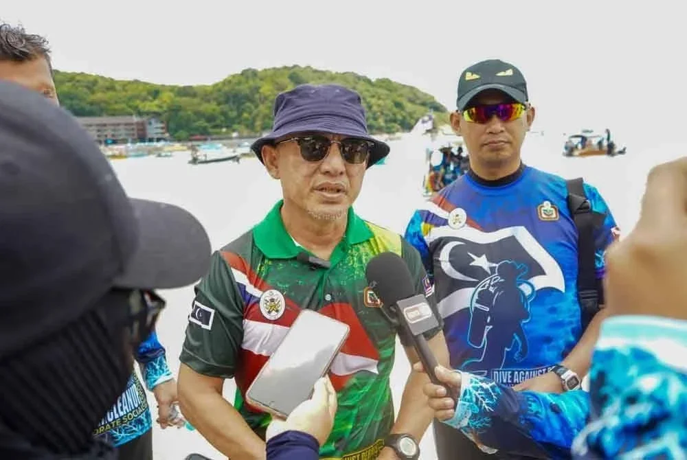 Razali semasa sidang akhbar bersama pemberita selepas merasmikan Program DAD: CSR Pembersihan Pantai di Pulau Perhentian, Besut yang diadakan selama tiga hari bermula Isnin hingga Rabu.