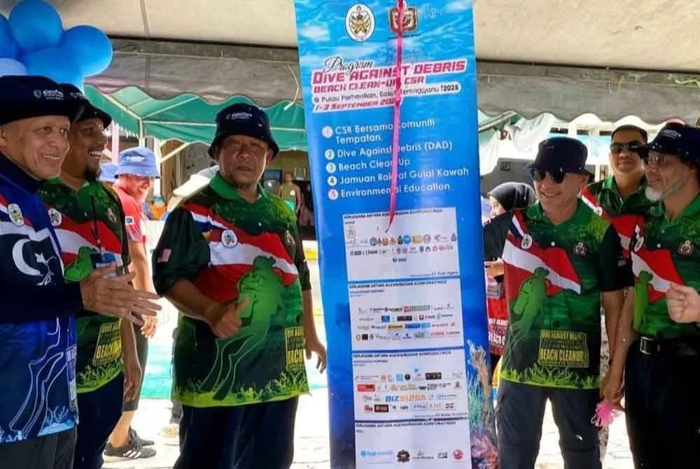 Razali (dua,kanan) merasmikan Program DAD: CSR Pembersihan Pantai di Pulau Perhentian, Besut yang diadakan selama tiga hari bermula Isnin hingga Rabu dan hadir sama ialah Muhammad Nasir (kanan).