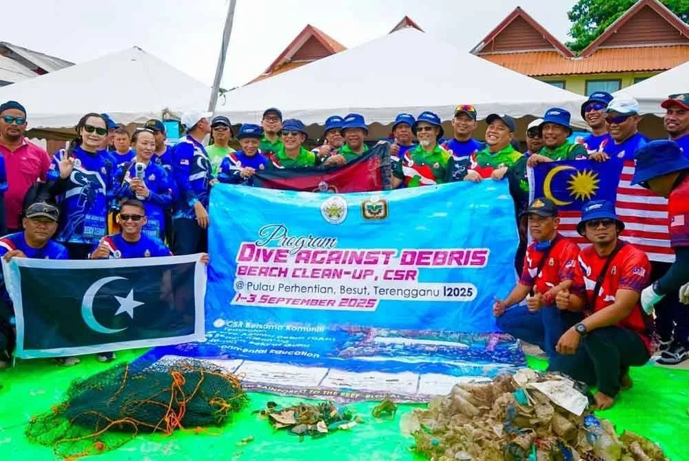 Program DAD: CSR Pembersihan Pantai di Pulau Perhentian, Besut berjaya mengumpul 320.7 kg sampah dasar laut dan daratan sekitar Kampung Nelayan.