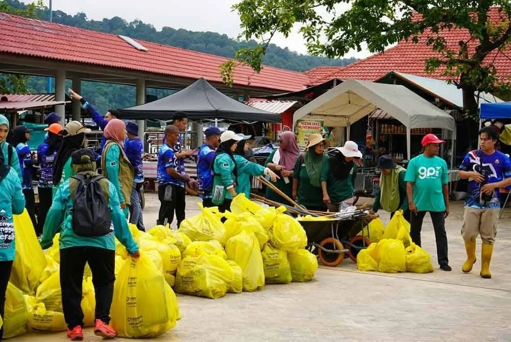 Program selama tiga hari bermula pada Isnin itu turut mengumpulkan
290 kg sampah yang dikutip di sekitar Kampung Nelayan, Pulau Perhentian di Besut.