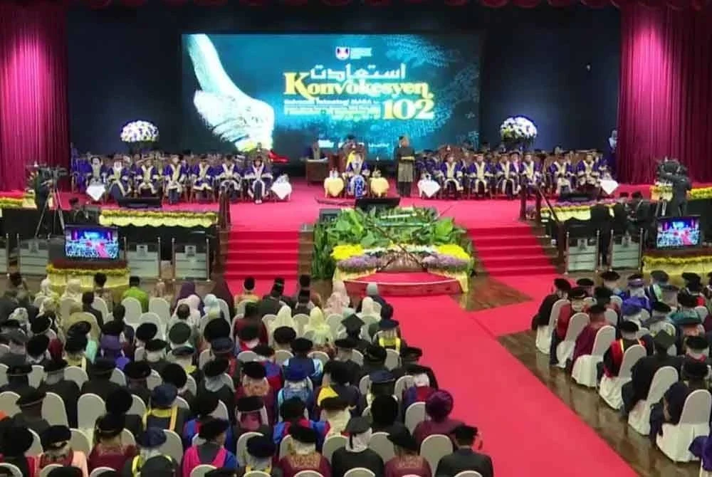 Istiadat Konvokesyen UiTM ke-102 di Dewan Agung Tuanku Canselor, UiTM Shah Alam pada Rabu.