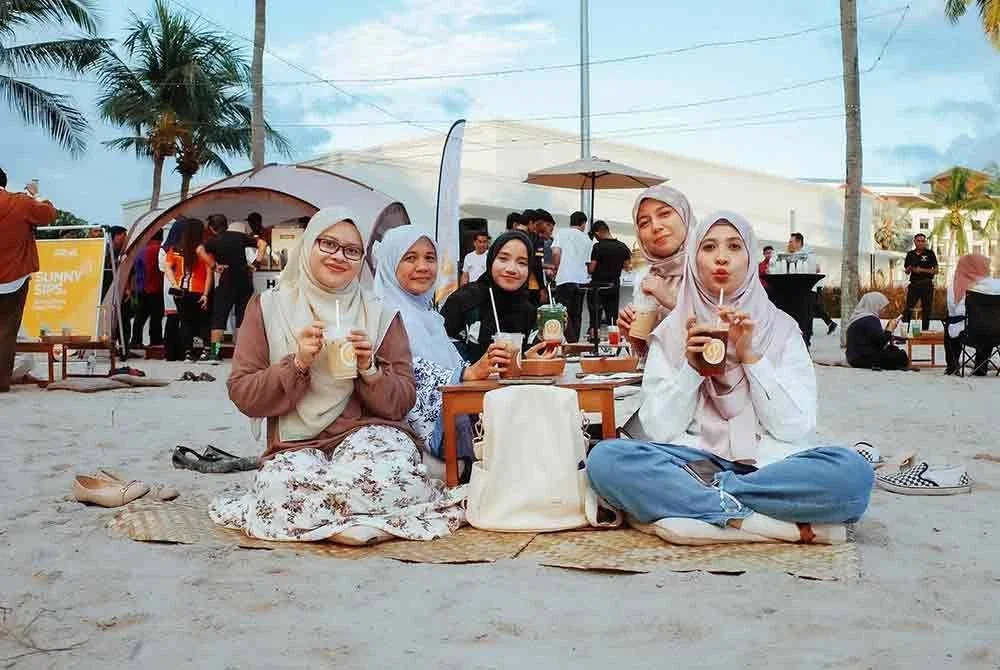 Terletak di pesisir pantai dengan latar Gunung Machinchang dan Laut Andaman, piknik menawarkan suasana santai sambil menikmati kopi artisan.