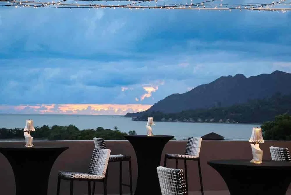 Sky lounge di tingkat enam KMI menawarkan pemandangan panoramik Padang Mat Sirat dan Laut Andaman.