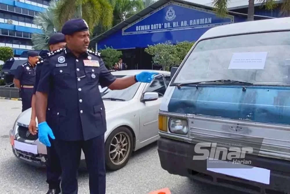 Hussein menunjukkan kereta Proton Persona dan van Ford Econovan yang disita pihaknya. Foto: Sinar Harian HAZELEN LIANA KAMARUDIN